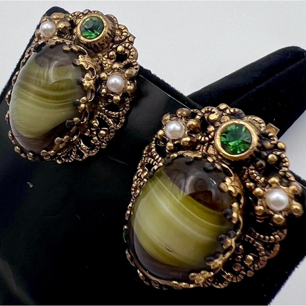 W. Germany Clip On Earrings Womens OS Gold Green Excellent Porphyry Art Glass